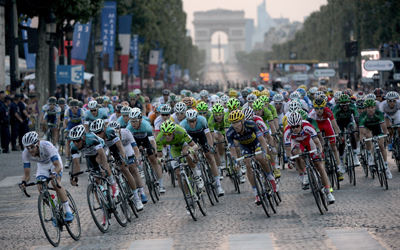 Riders barrel down the Champs Elysees toward the finish!