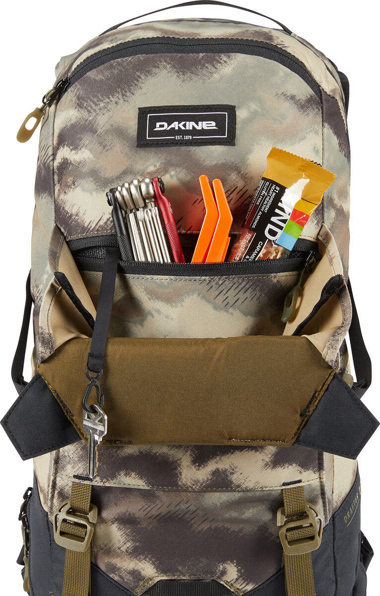 thumbnail image 2 of Seeker 18L Hydration Pack Dakine Drafter 14L Slate Blue Avalanche Pro Shop Snowboard Backpack Women 2 of 12