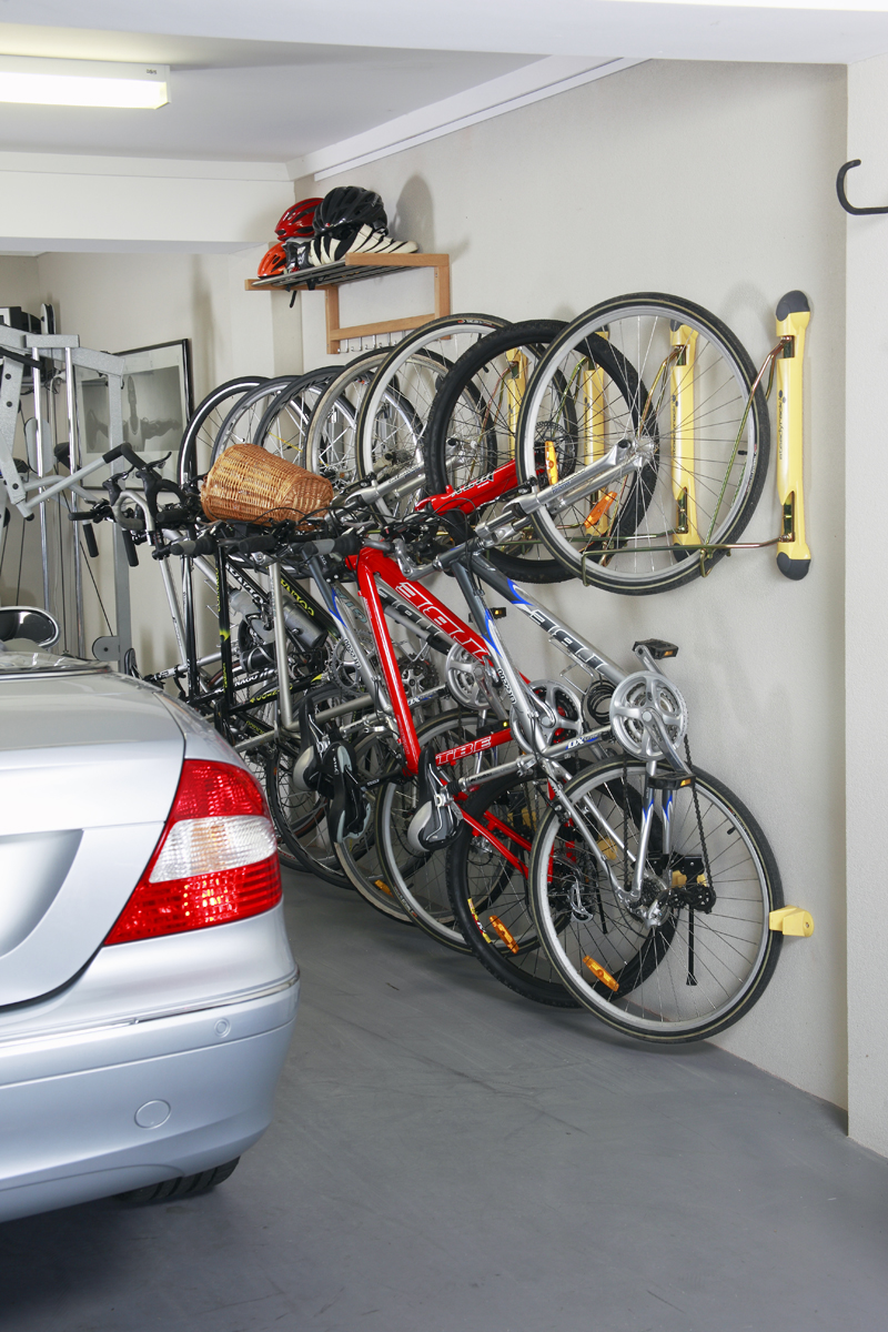 Можно ставить велосипед на. Велосипед в кладовке. Хранение велосипедов. Хранение велосипеда в кладовой. Место для хранения велосипеда.