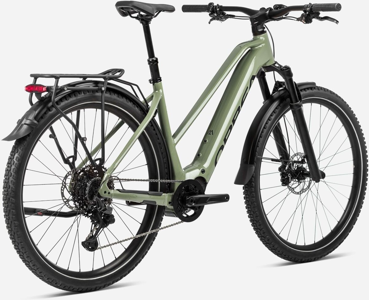 Découvrez le VTC Orbea électrique femme pour ville Kemen Mid SUV 10 – confort, puissance Shimano EP801 et autonomie 540 Wh. Prix ~4 999 €.
