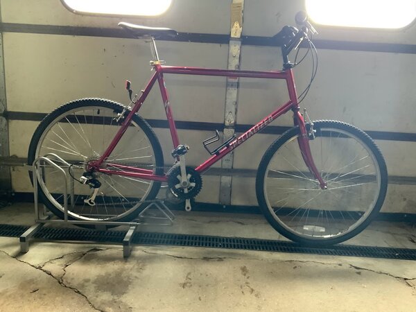 2 Rivers Used- Specialized Hardrock Large Red