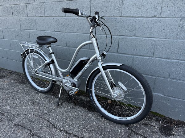 Pre-owned *USED* Electra Townie Go! 8i Low-Step Polished Silver