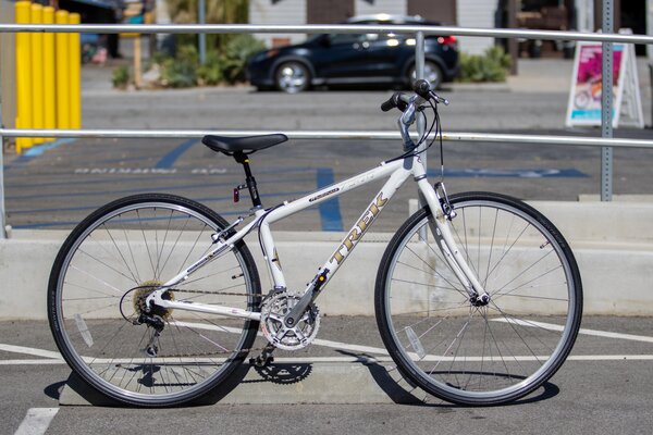 Trek Used As is Trek Multitrack White 7500