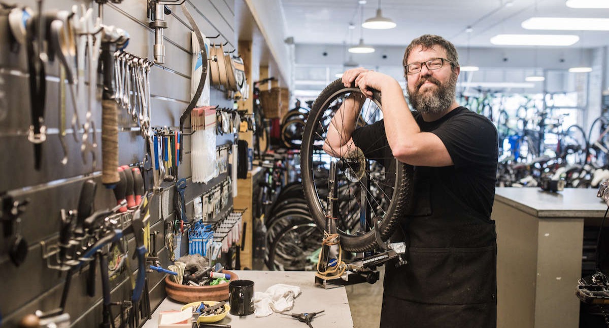 mechanic in service center