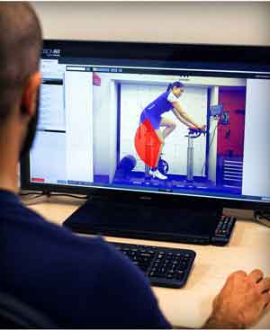 Bike Fitter reviewing leg motion on the computer