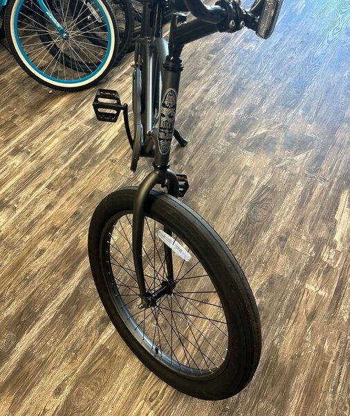 3G Bikes 24" Puck Color: Graphite w/ Graphite Rims