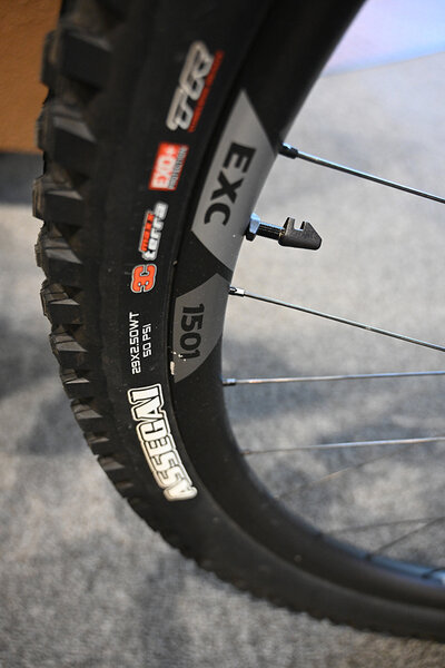 Yeti Cycles 160E T3 X0 T-TYPE w/ EXC 1501 Carbon Wheels DEMO Color: Rhino