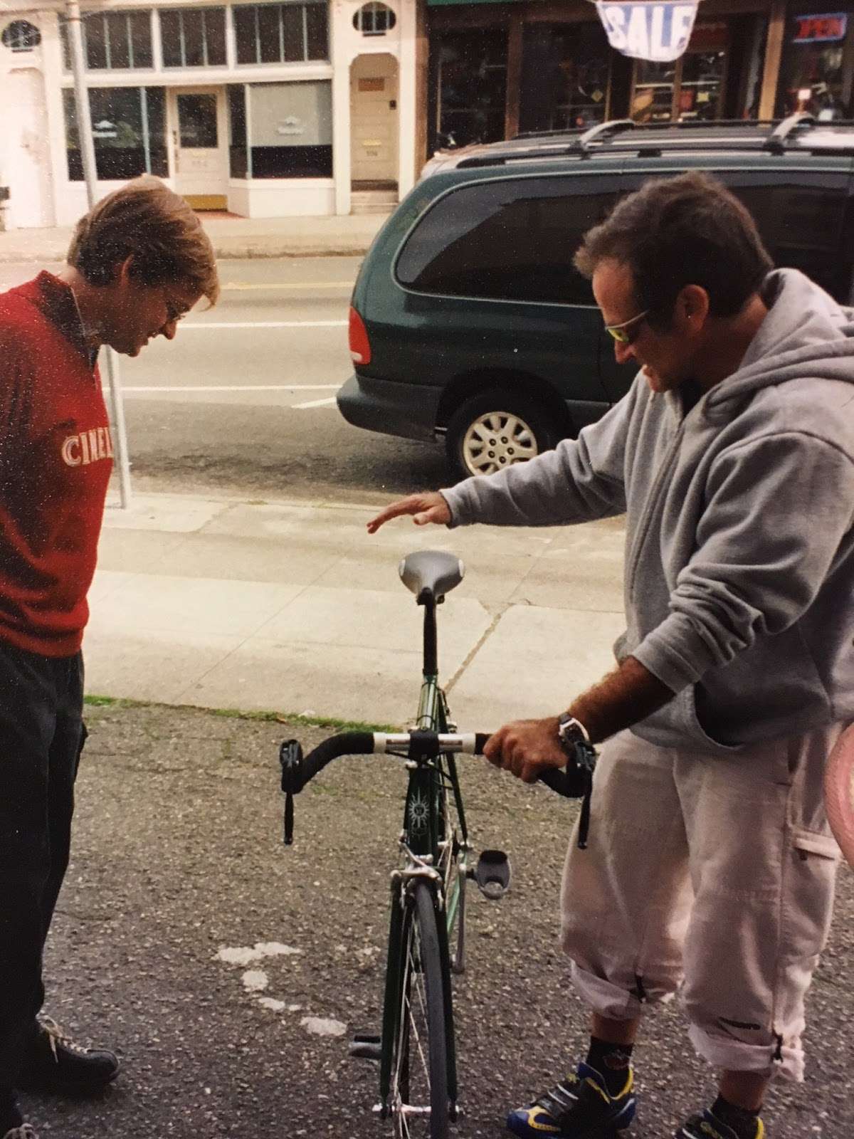 Robin Williams, 2006 - Picking up his SOMA Rush, designed and built by Bradley Woehl