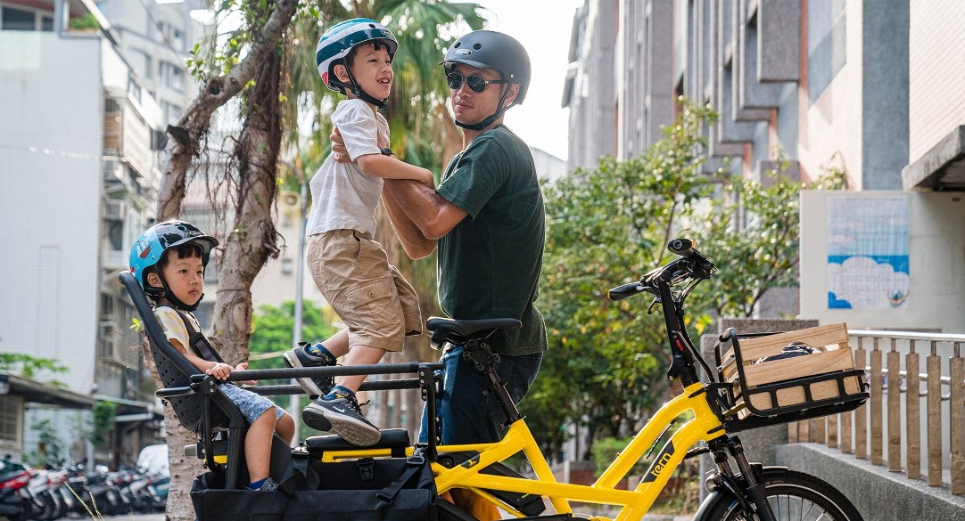 father and two kids on cargo e-bike