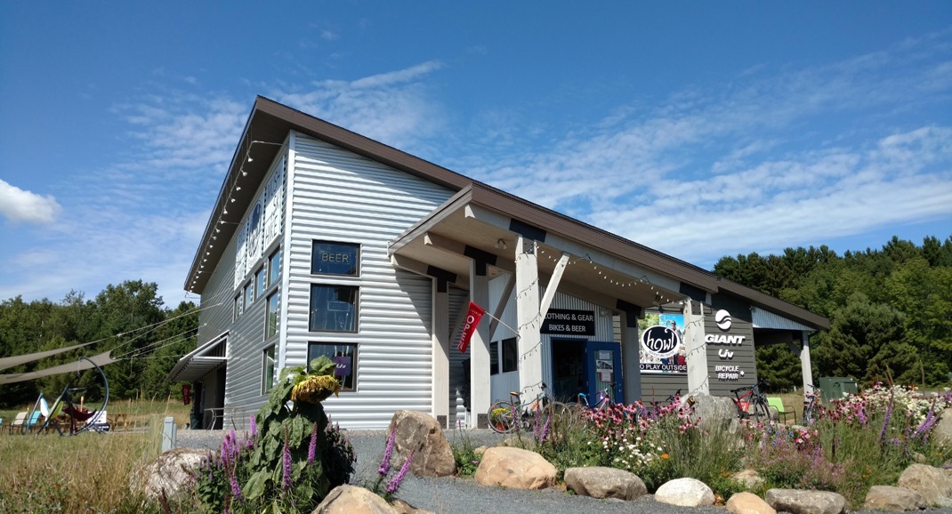 Howl Adventure Center from the parking lot