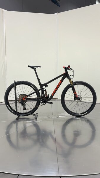 Pivot Cycles Mach 4 SL World Cup XX1 AXS w/Fox Live Valve