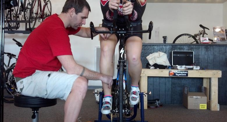 Bike Fitter measuring a cyclist knee alignment