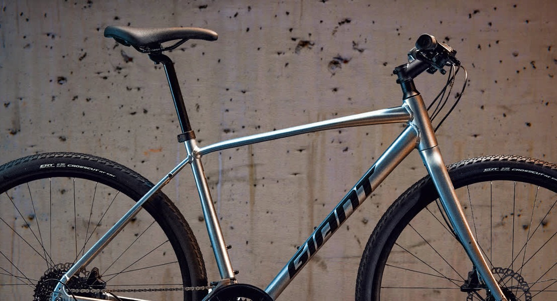 Giant Hybrid bike against a concrete wall