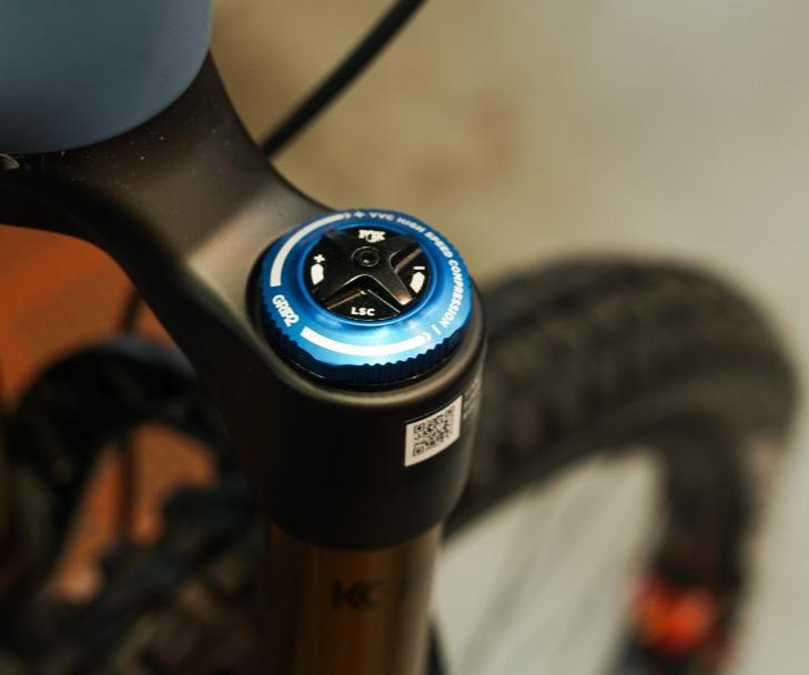 Suspension fork lockout