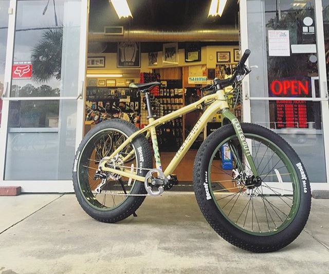 Momentum fat bike in front of the shop