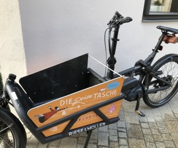 Load cargo e-bike in the street