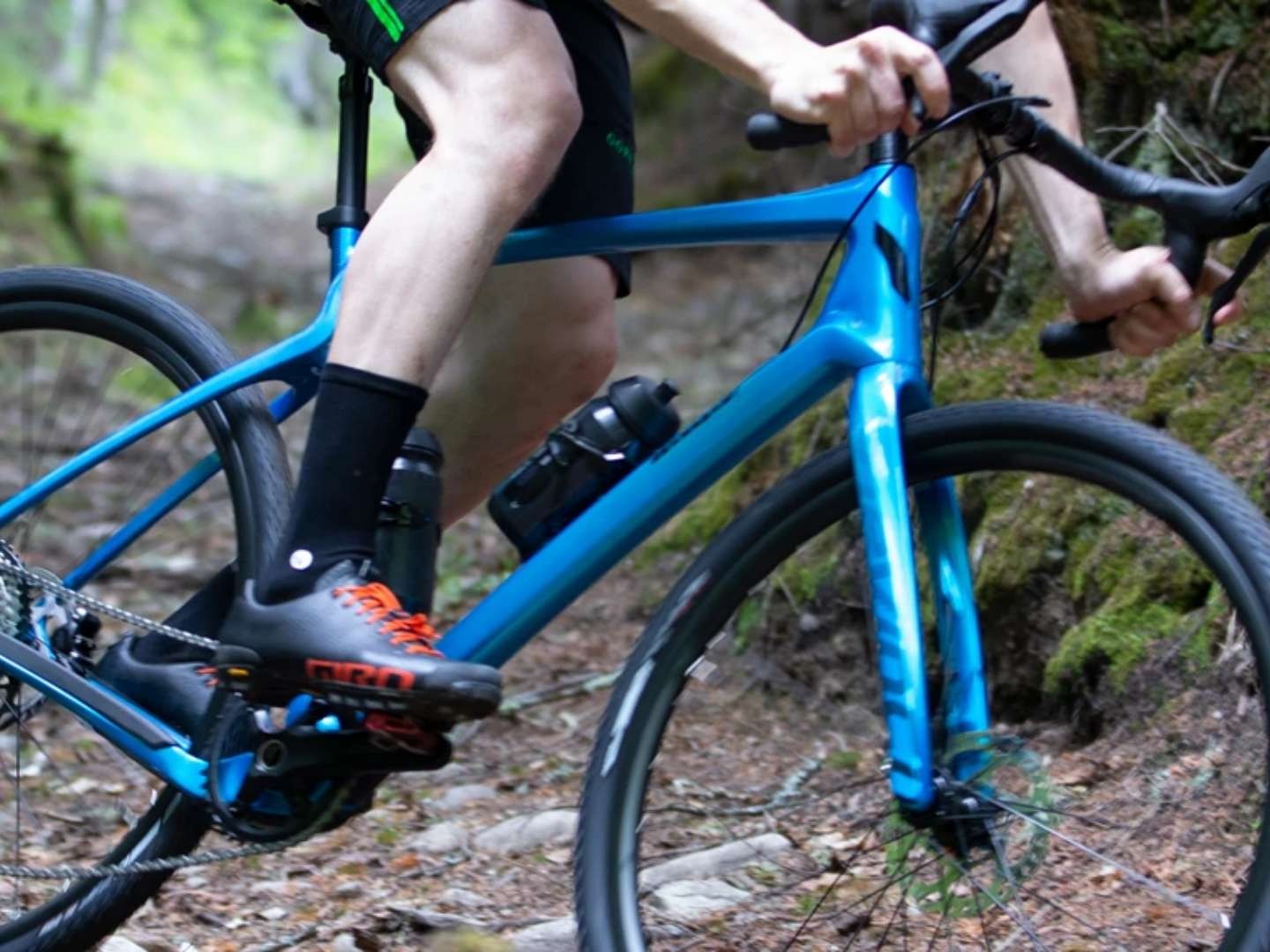 Cycling shoes suitable for gravel and mixed terrain