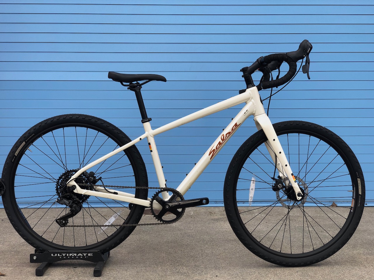 A photo of an off white size 55 cm Salsa Journeyer gravel bike that is offered on consignment.
