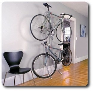 Wall-leaning storage rack