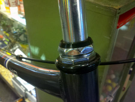 Nuts on a threaded steerer tube